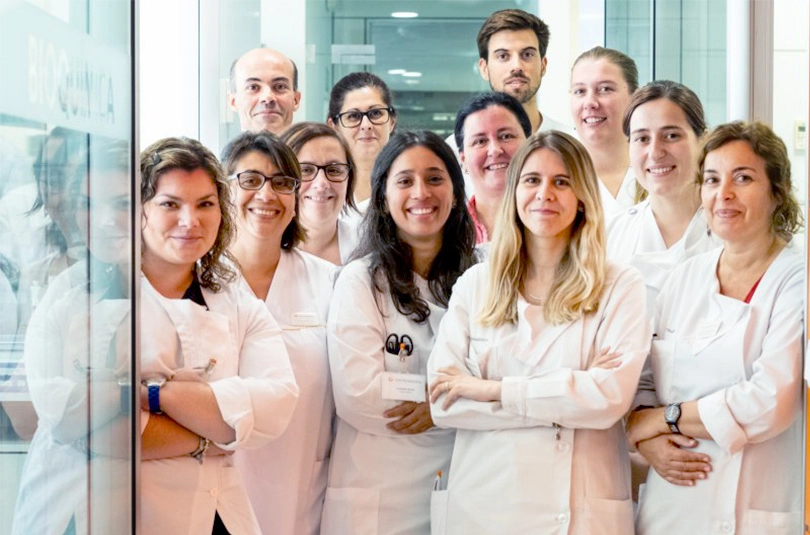 colaboradores de diferentes setores das análises clínicas da Cintramédica com farda em seu ambiente de trabalho 