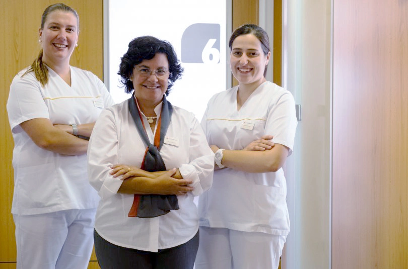 colaboradores de diferentes setores das análises clínicas da Cintramédica com farda em seu ambiente de trabalho 