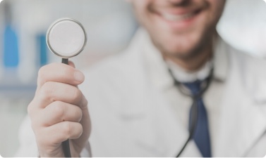 médico a segurar um estetoscópio durante uma consulta médica 