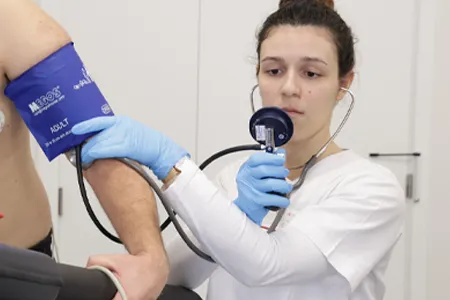 ecocardiograma de sobrecarga física na Cintramédica com paciente em teste de esforço supervisionado por médica