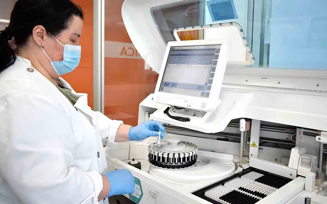 colaboradora da cintramédica a trabalhar nas análises clínicas na unidade da portela de sintra 