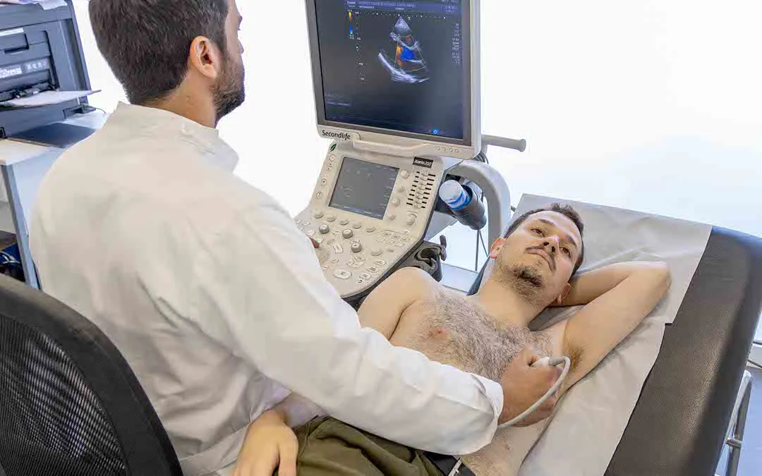 médico cardiologista da cintramédica a relizar um exame de ecocardiograma em um utente homem novo 