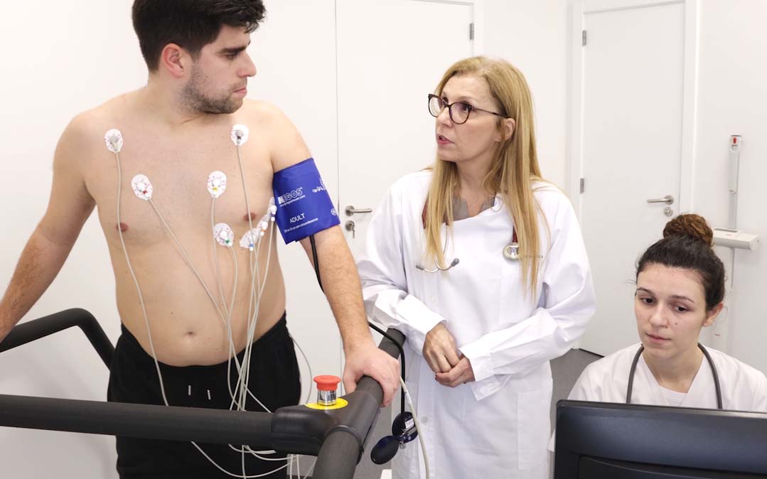 Homem, com elétrodos no peito, prepara-se para efetuar um Ecocardiograma de Sobrecarga Física sem Fármacos 
