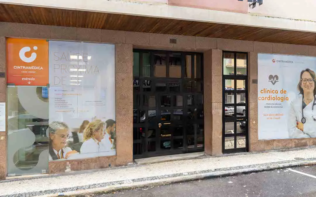 fachada da clínica Cintramédica aberta para uma maior facilidade para os clientes 
