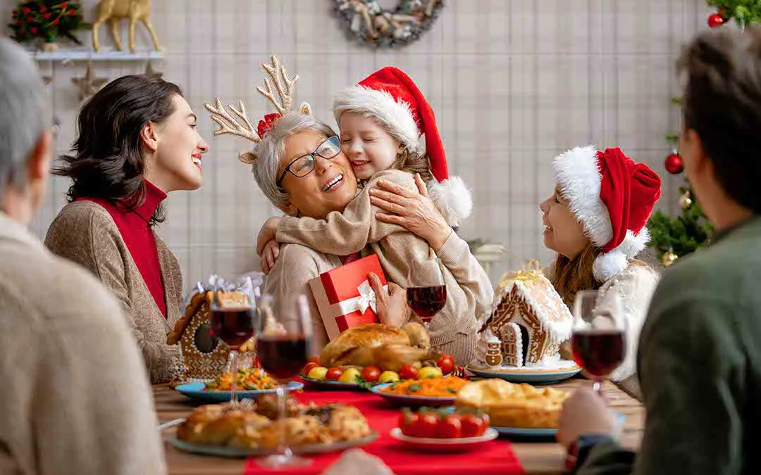 familia a celebrar a ceria de natal junto com alimentos saudáveis 