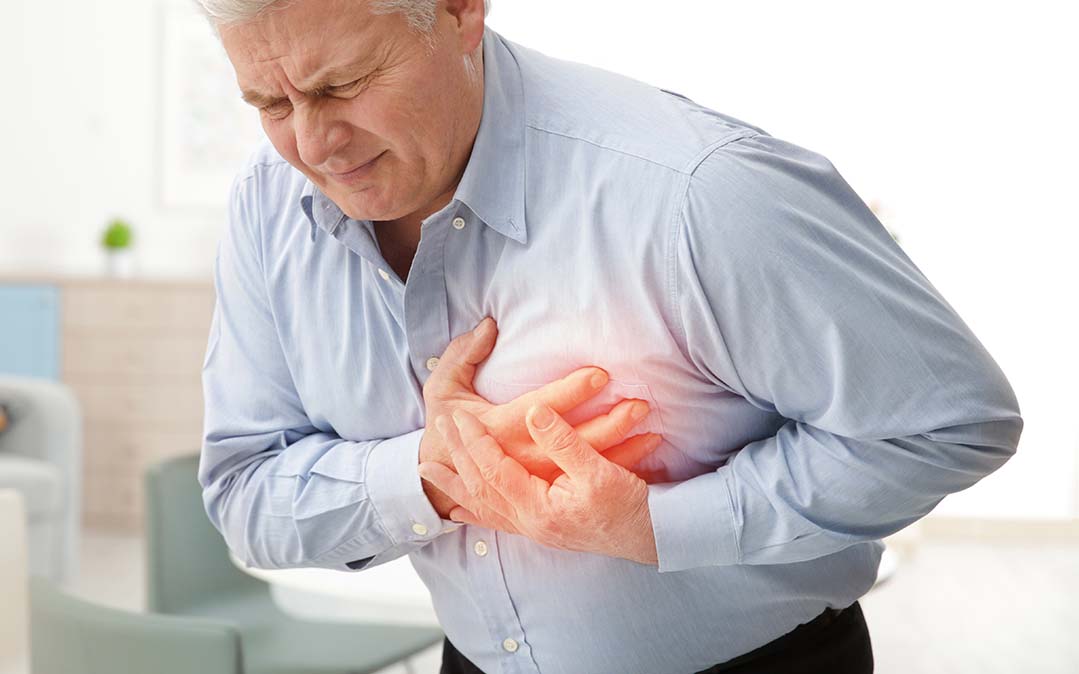 Homem com dor no peito, sinal de alerta associado a problemas cardiovasculares como a aterosclerose