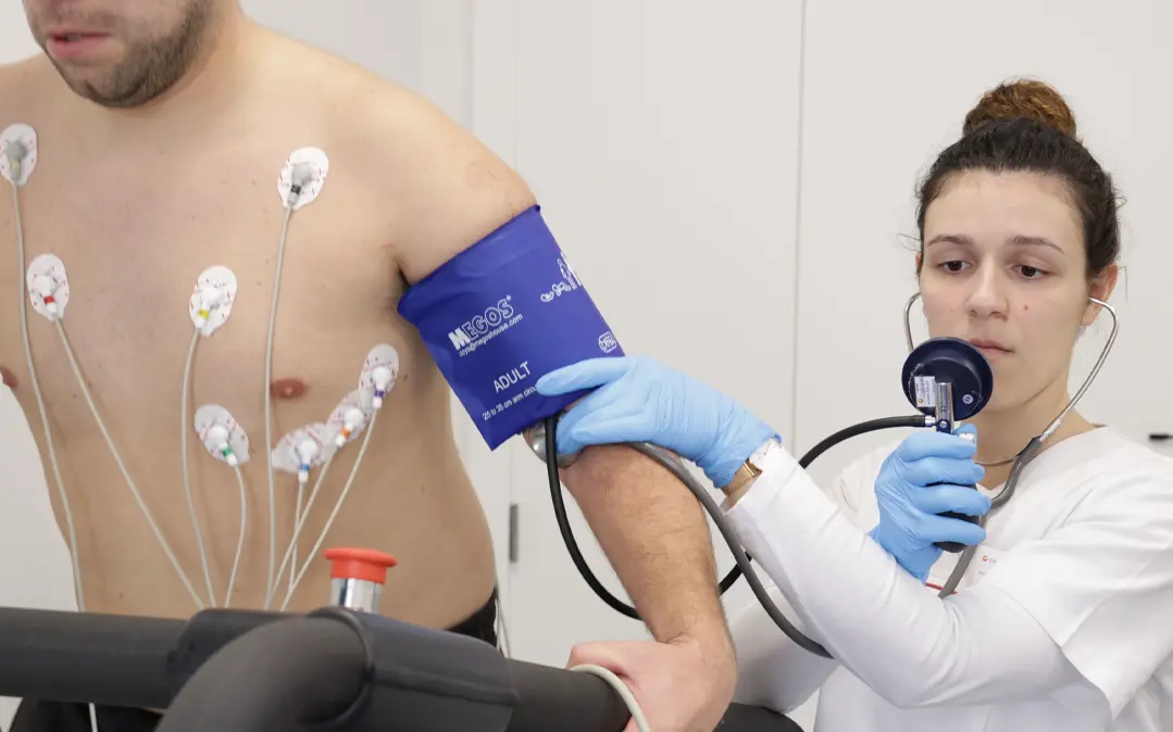 Homem, com elétrodos no peito, prepara-se para efetuar um Ecocardiograma de Sobrecarga Física sem Fármacos 