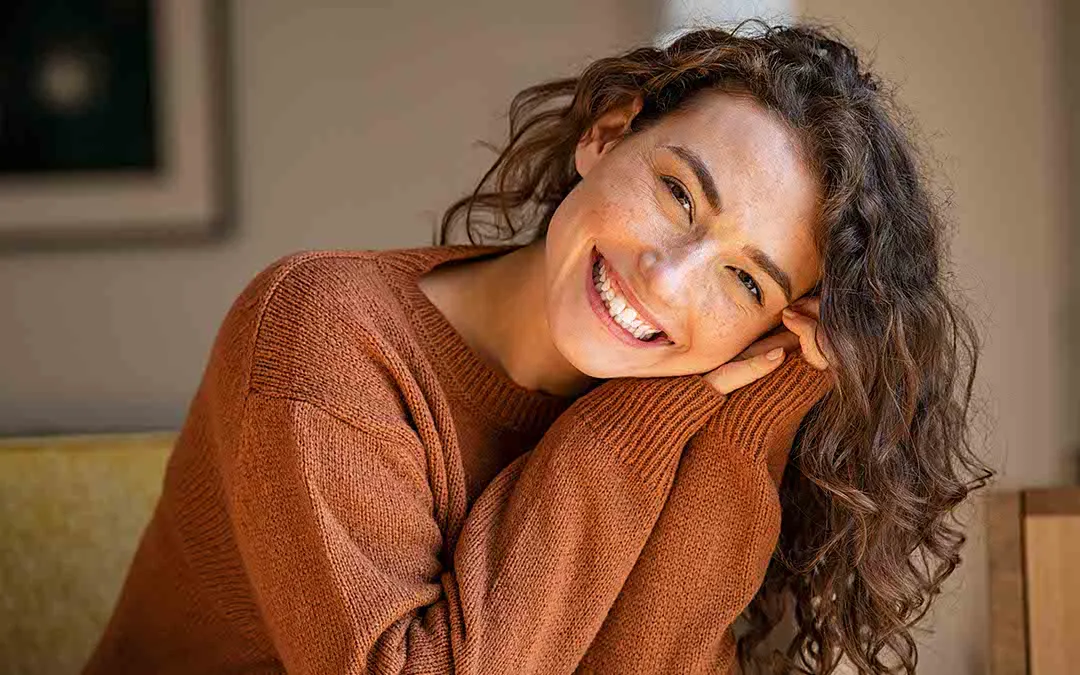 mulher sorridente após cuida da sua saúde na Cintramédica 