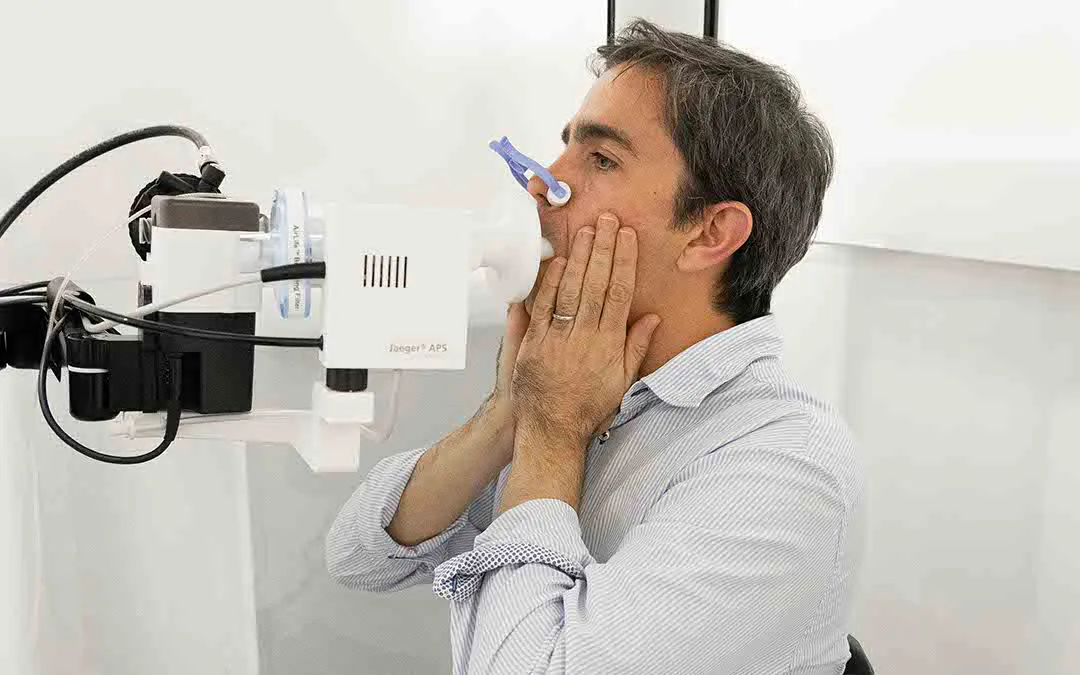 homem a realizar um exame de estudo pneumológico com os equipamentos cintramédica 