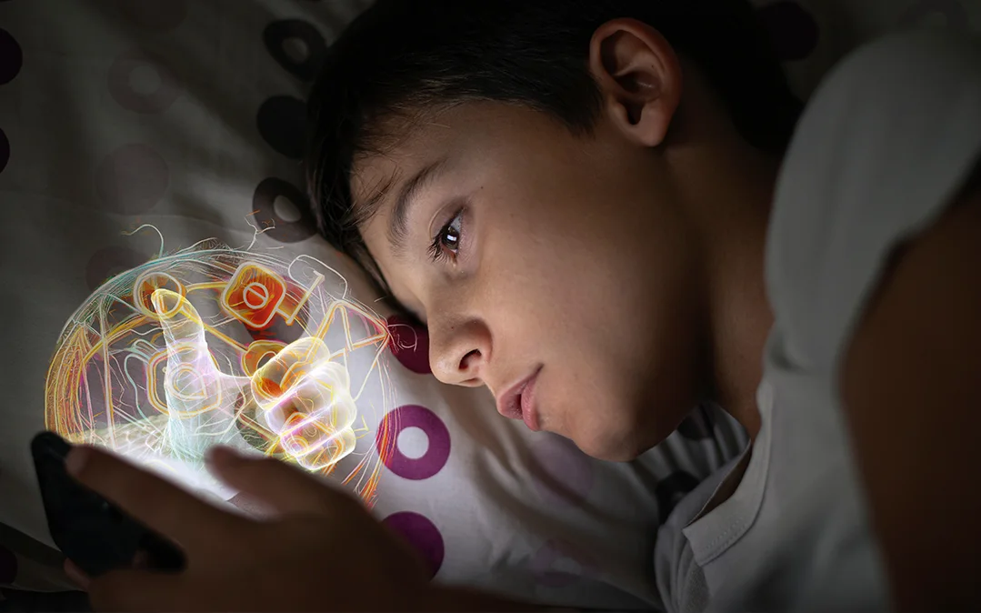 adolescente, focado em smartphone, deitado na cama, representa o impacto do uso da tecnologia no sono