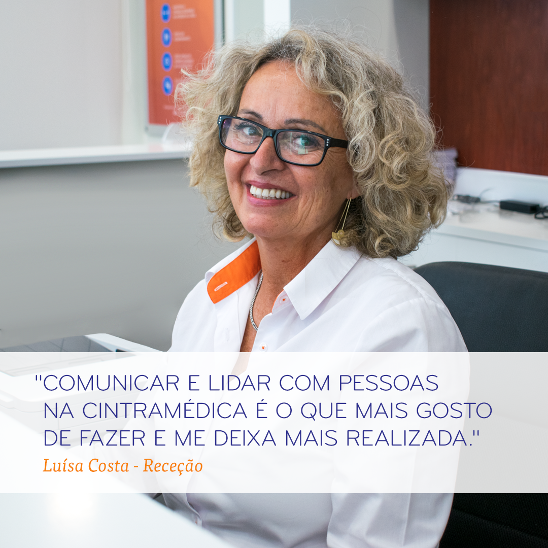 Colaboradora da receção da Cintramédica a acolher utentes com simpatia e profissionalismo