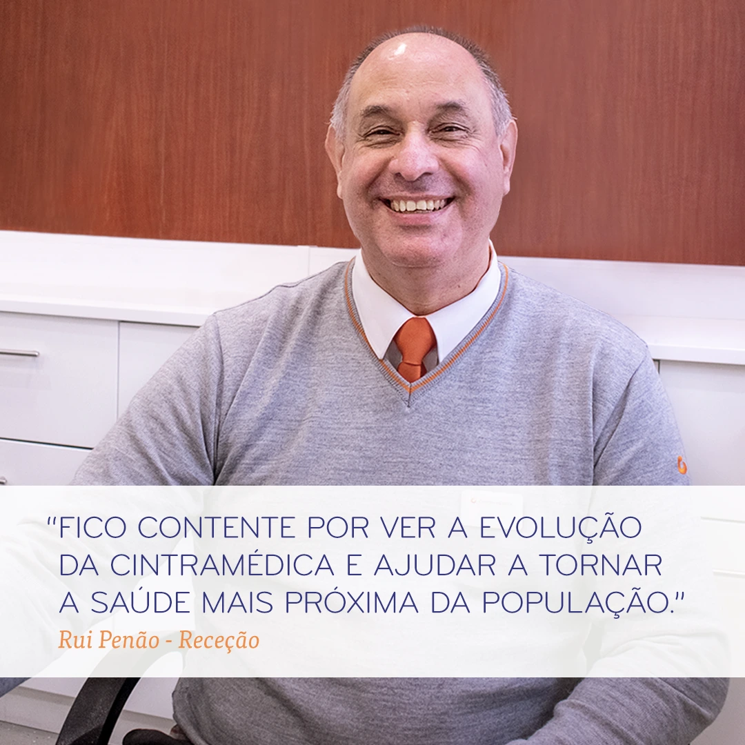 Colaborador da Cintramédica na receção, sorridente e a transmitir a missão da clínica