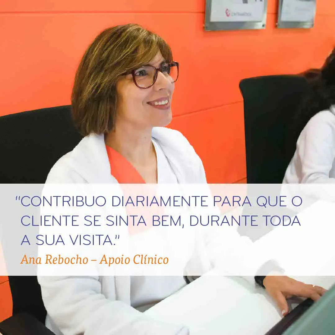 Colaboradora de apoio clínico da Cintramédica a receber clientes com simpatia e profissionalismo