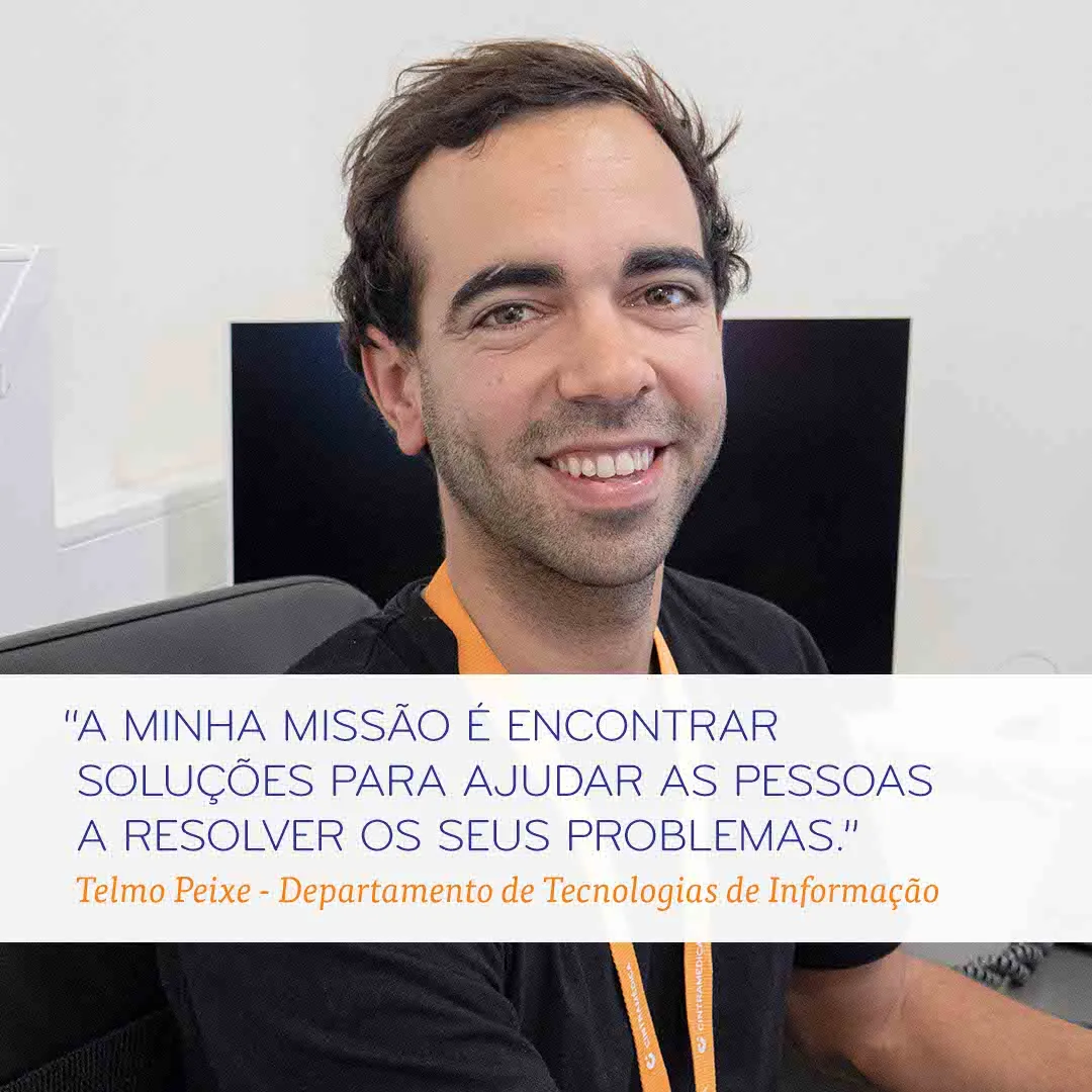 Colaborador da Cintramédica do Departamento de Tecnologias de Informação sorridente no seu posto de trabalho