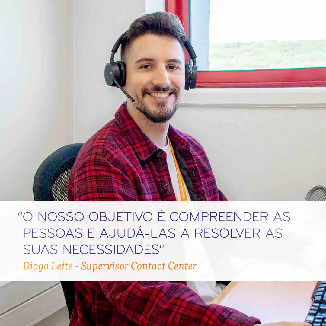 Profissional do Contact Center da Cintramédica a prestar apoio ao cliente com atendimento simpático e especializado
