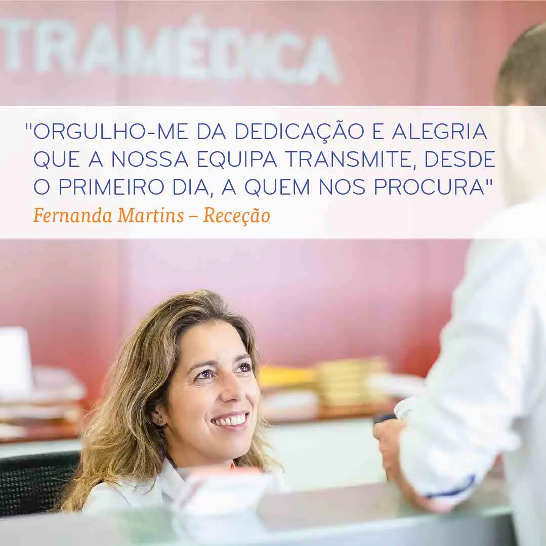 Colaboradora da receção da Cintramédica a atender um utente com simpatia