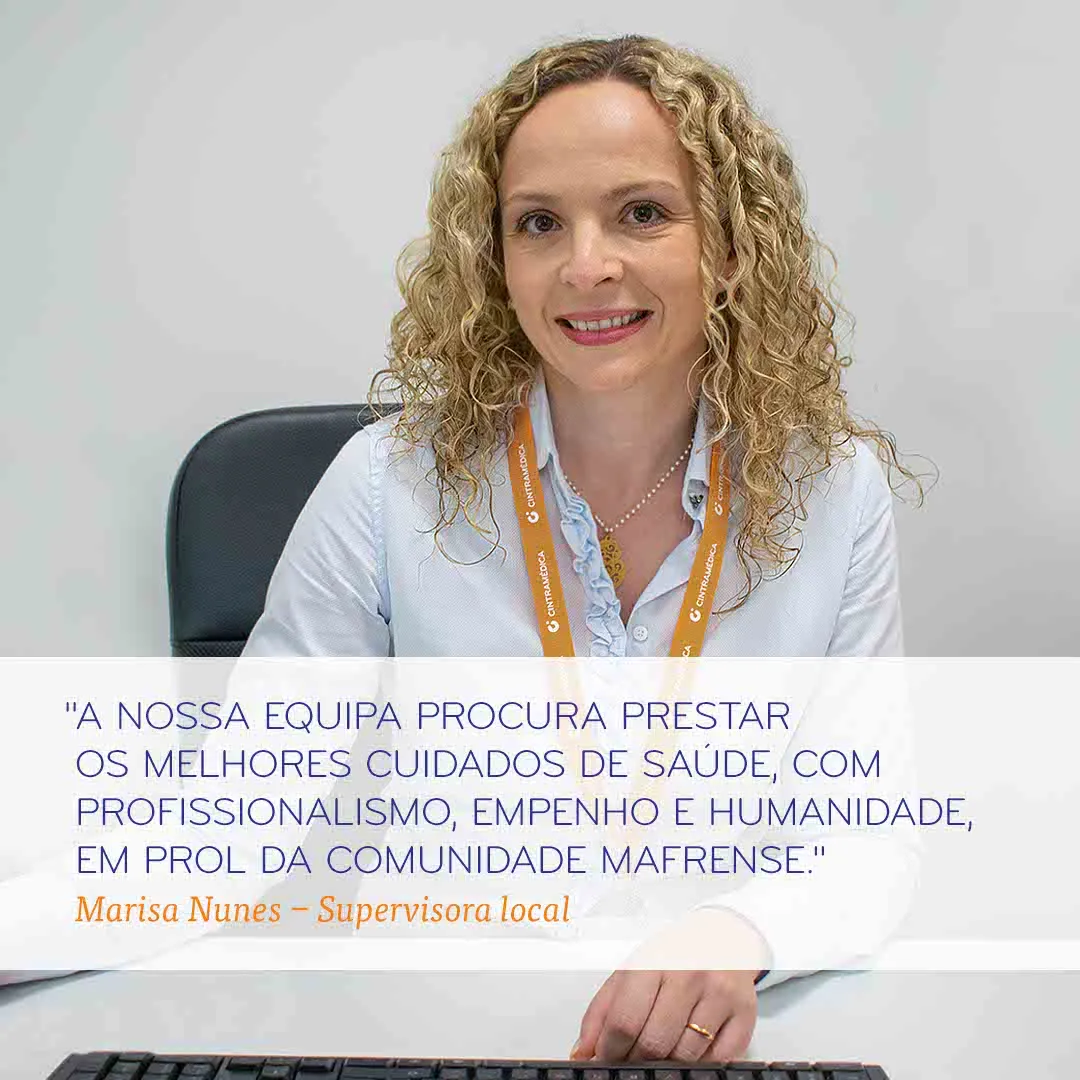 Colaboradora Marisa Nunes, supervisora local da Cintramédica, a trabalhar ao computador e partilhar testemunho sobre cuidados de saúde.