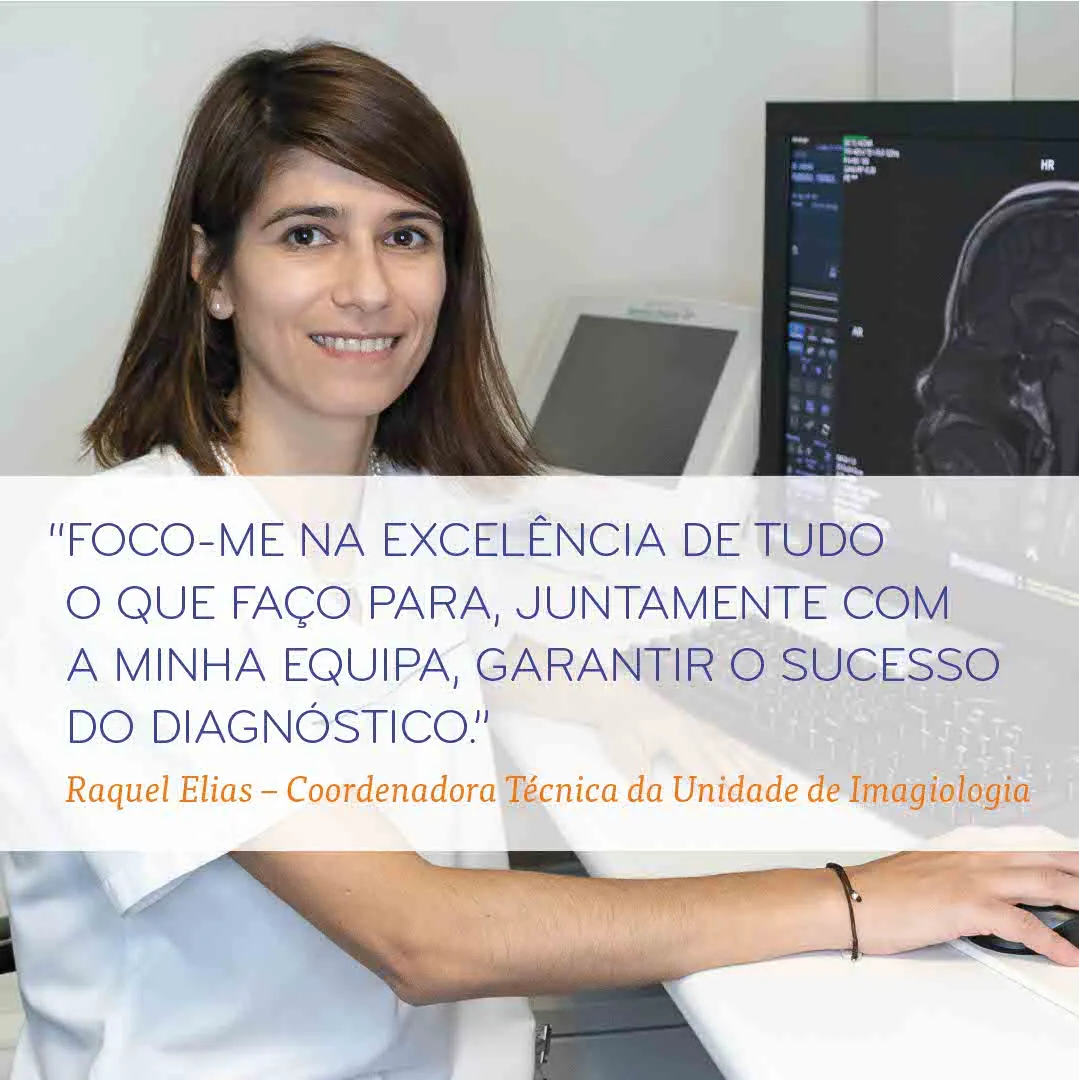 Técnica de imagiologia da Cintramédica a analisar imagens de ressonância magnética no computador”